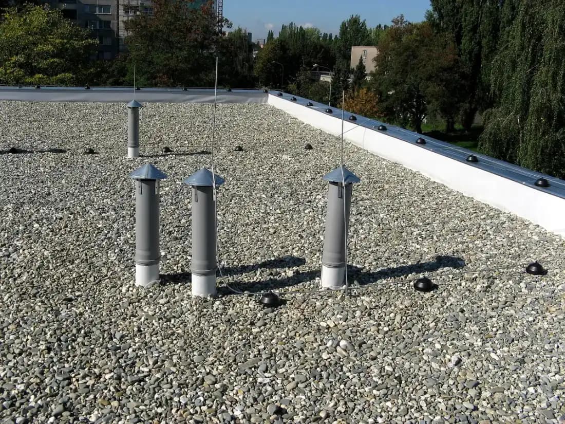 Cubierta plana invertida con protección de grava y ventilaciones. Impermeabilización de azoteas y cubiertas planas en Jaén