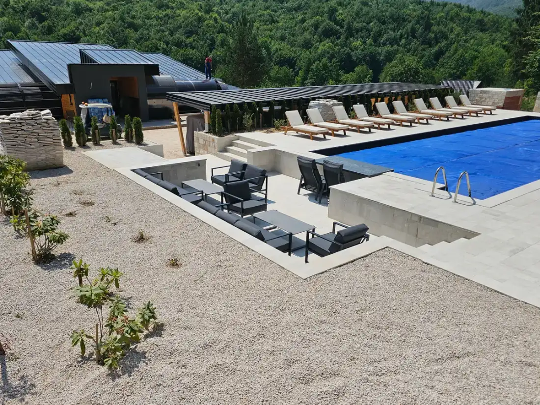Piscina exterior con playa de pavimento en fase de obra