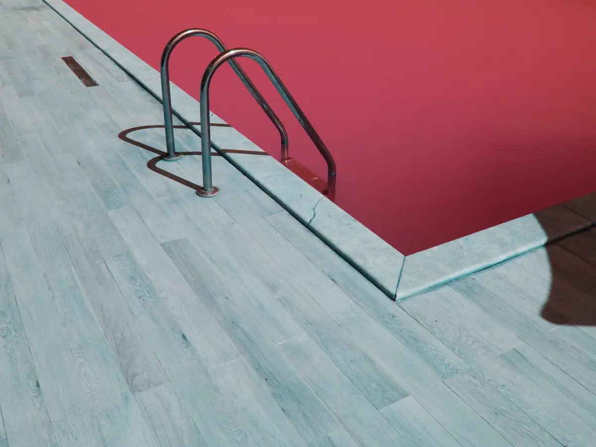 Borde y escalera de una piscina con revestimiento interior